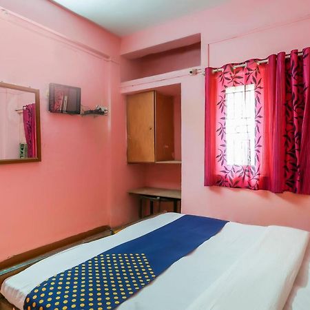 Spot On 67211 Hotel Gokul Daman Bagian luar foto