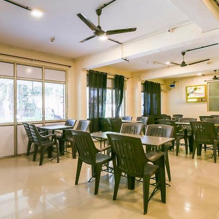 Spot On 67211 Hotel Gokul Daman Bagian luar foto
