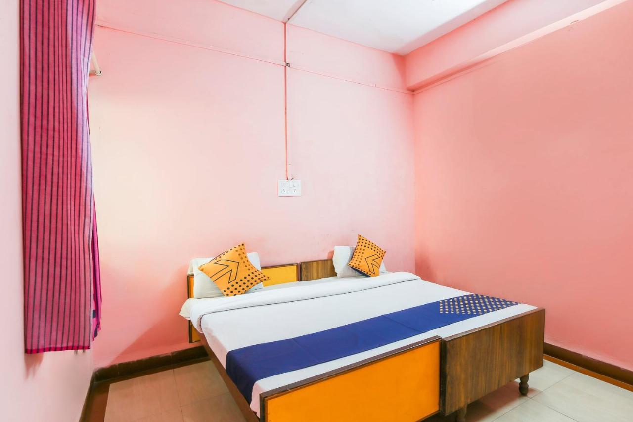 Spot On 67211 Hotel Gokul Daman Bagian luar foto
