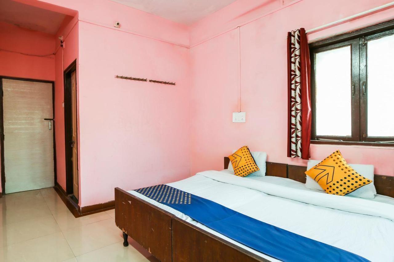 Spot On 67211 Hotel Gokul Daman Bagian luar foto