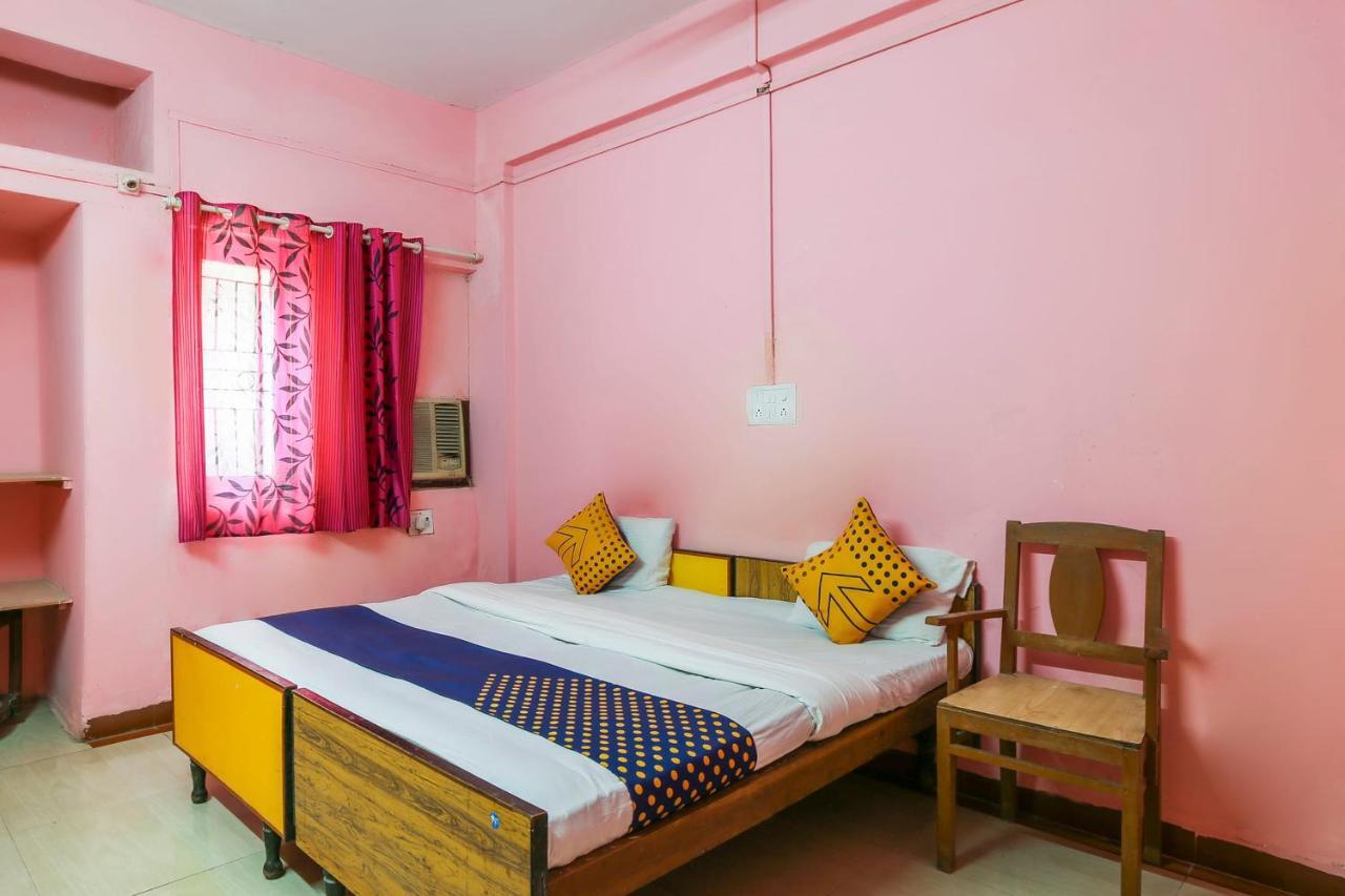 Spot On 67211 Hotel Gokul Daman Bagian luar foto