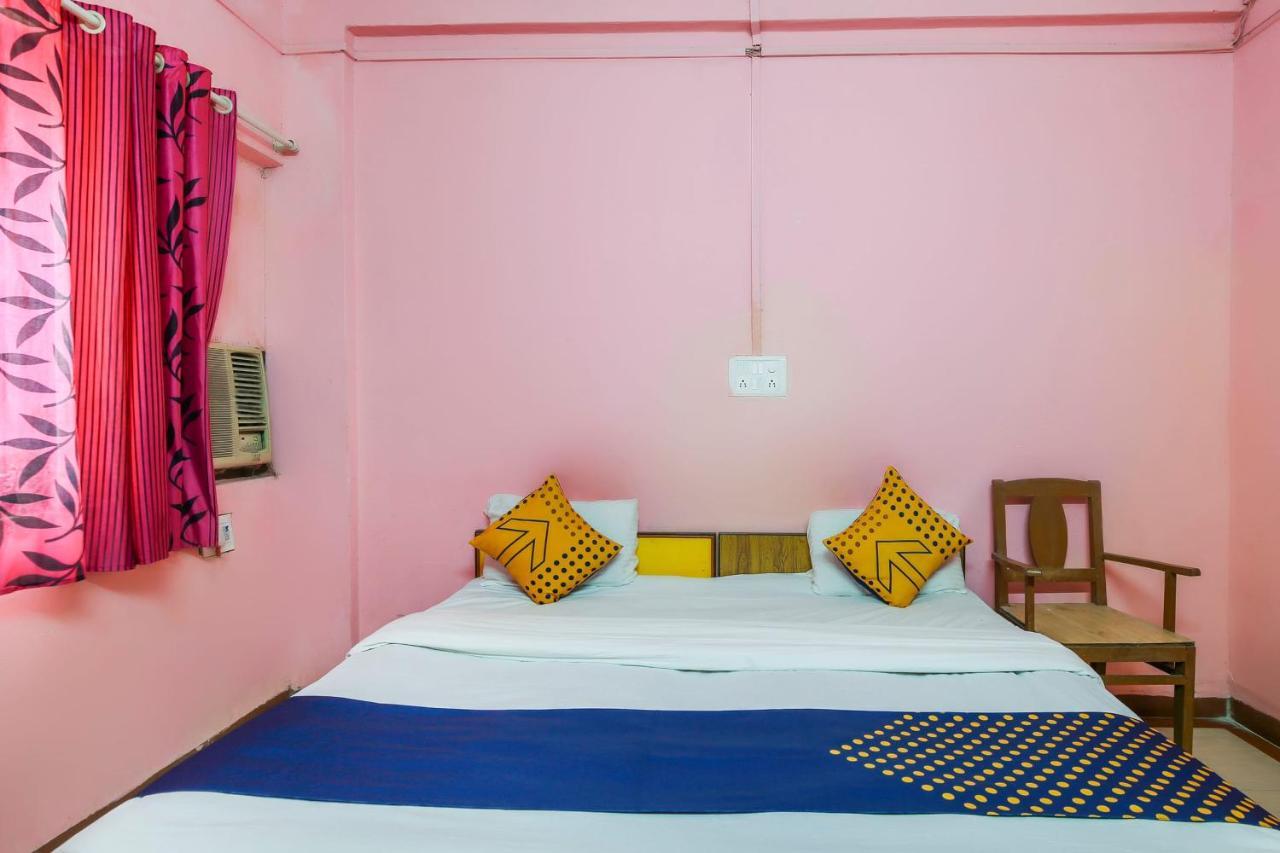 Spot On 67211 Hotel Gokul Daman Bagian luar foto