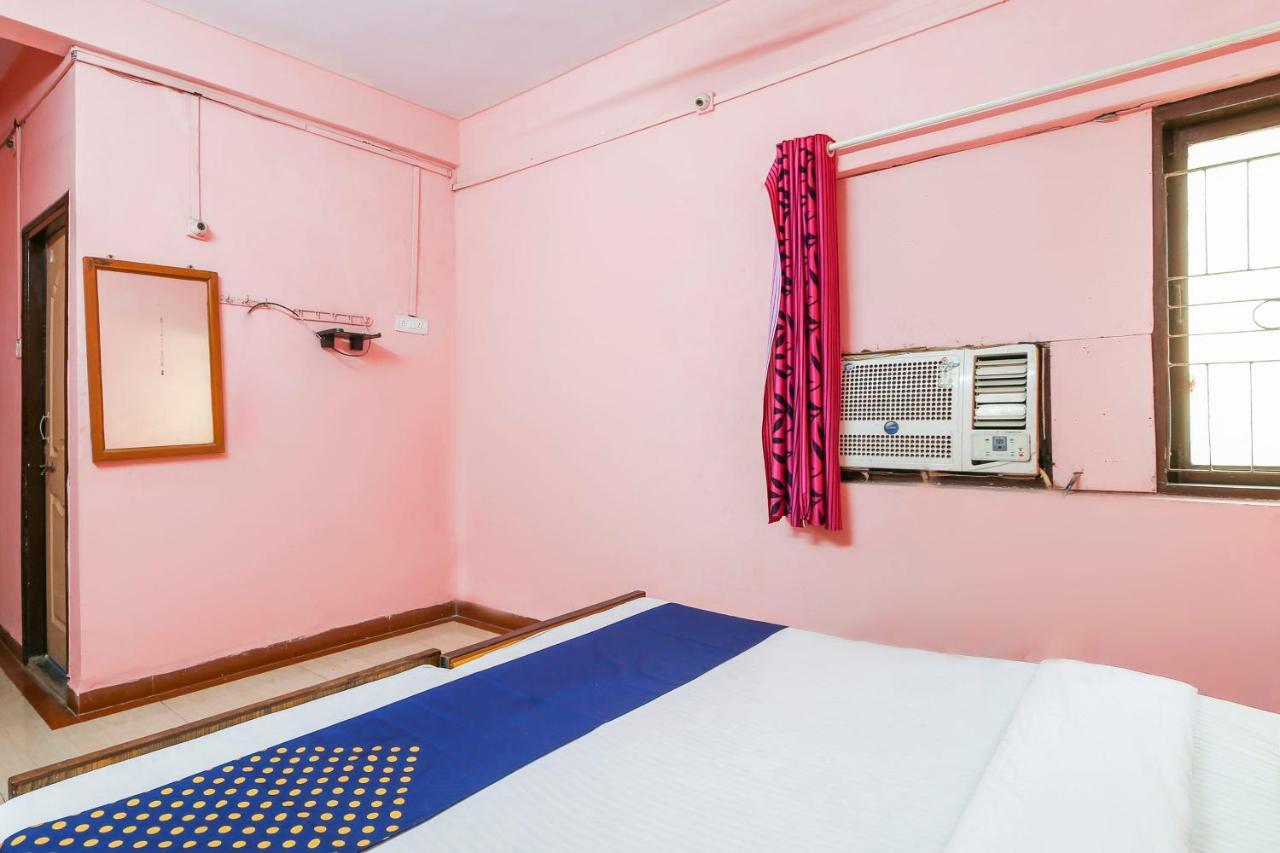 Spot On 67211 Hotel Gokul Daman Bagian luar foto
