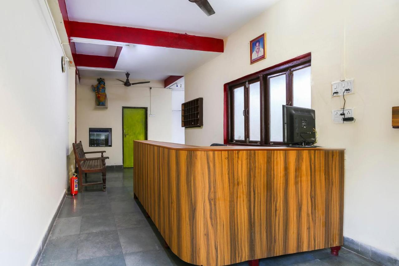 Spot On 67211 Hotel Gokul Daman Bagian luar foto