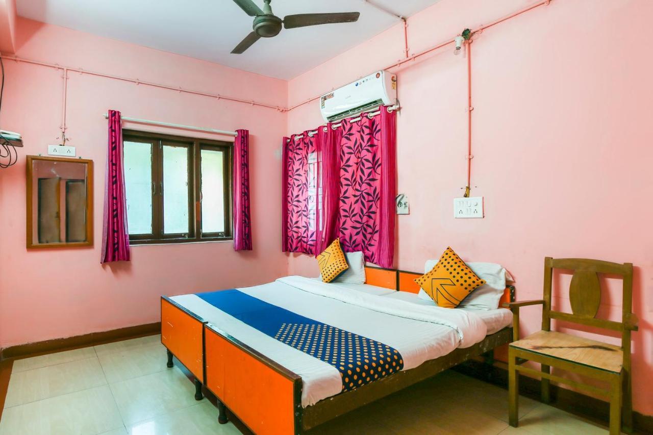 Spot On 67211 Hotel Gokul Daman Bagian luar foto